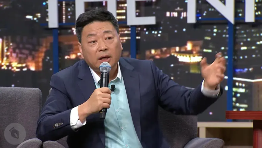 譏諷民進黨遭圍剿！前《央視》記者諷真「綠共」反問「為何不把陳俊翰列安全名單」