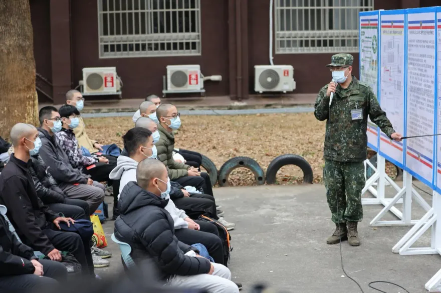 1年義務役「女友不捨陪入伍」！役男喊相信她...還是怕兵變