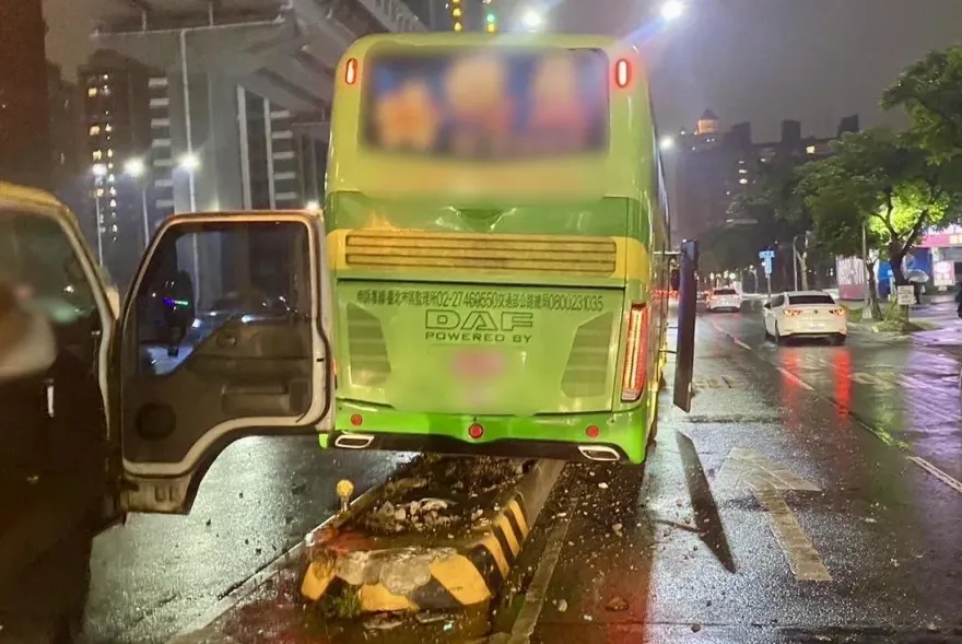 快訊/新北新莊遊覽車自撞車禍　疑下雨「視線不佳」騎上分隔島