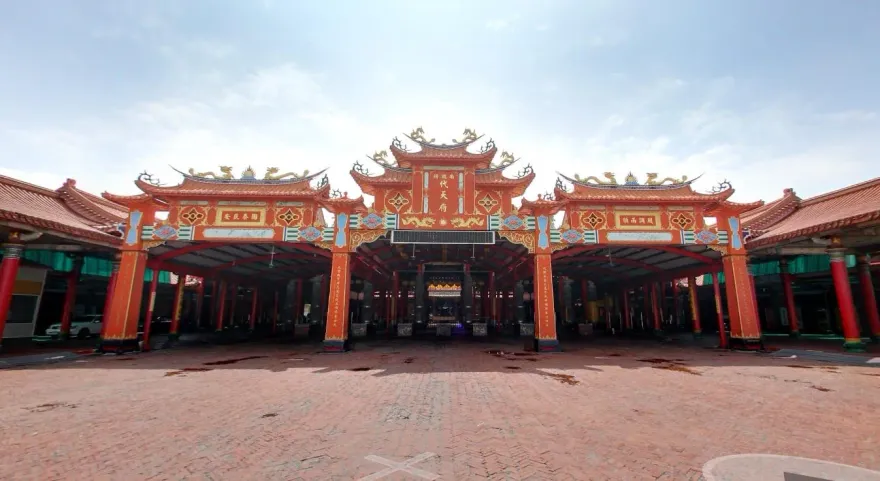 有求必應/台南「南鯤鯓代天府」求財「金錢壁」！雙手從左摸到右　把整年財運帶回家