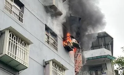 快訊/北投公寓大火！驚人烈焰燒出窗外　警消搶救中