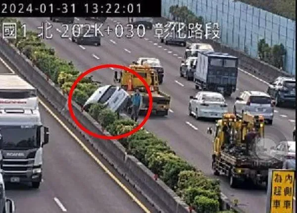 快訊/國1秀水段爆嚴重車禍！小客車衝撞分隔島「整台卡住」　傷亡曝光