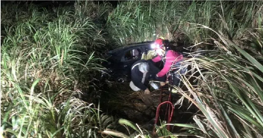 深夜衝北海岸吃肉粽！　3女駕車「打滑翻落山坡」驚險獲救