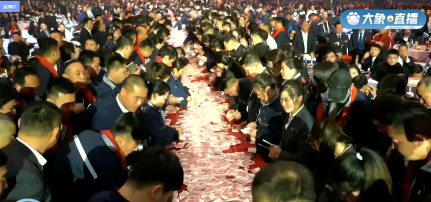 影/超狂！起重機企業年終獎金超4億　現金紙鈔堆成錢山「數多少拿多少」