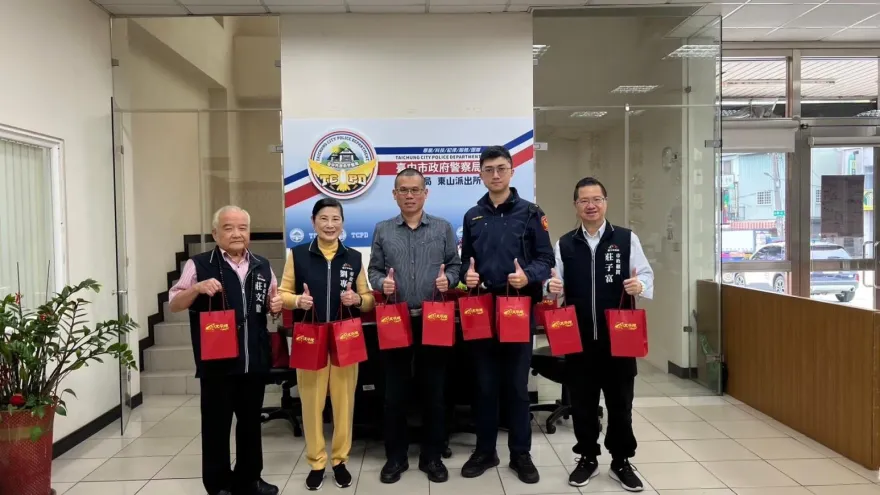 感念警察同仁辛勞　莊家一門三傑市政顧問慰問東山派出所　用暖心老來伴麵送愛