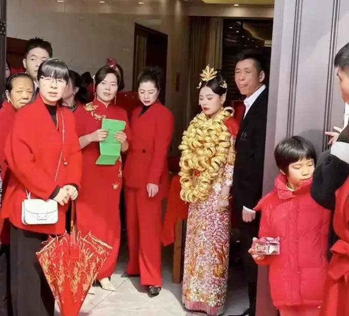 豪門婚宴狠砸9.2億！新娘脖掛上百金鐲　50名禮儀小姐迎賓排場誇張