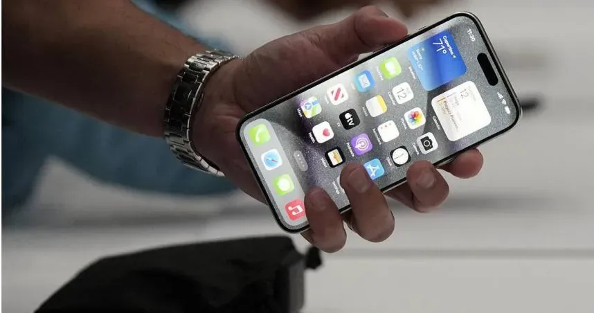 無預警通知！蘋果警告禁止「iPhone壓枕頭、毯子」下充電　提醒恐傷身體