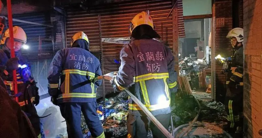 疑似黑衣人縱火？羅東透天民宅騎樓突起火　1家4口受困驚險逃生