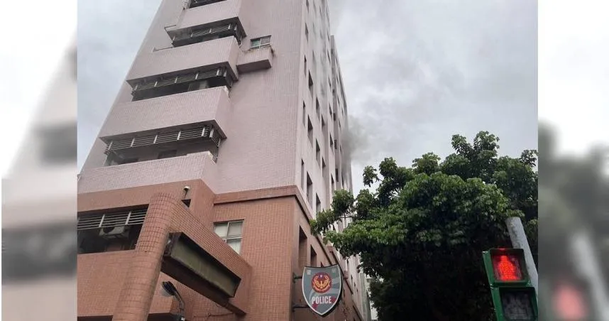 快訊/士林蘭雅派出所宿舍火警！濃煙狂竄　62人出動搶救