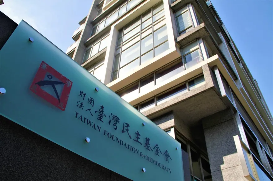 遭王鴻薇揭「綠友友」小金庫　怕韓國瑜任董事長？民主基金會親上火線回應了！