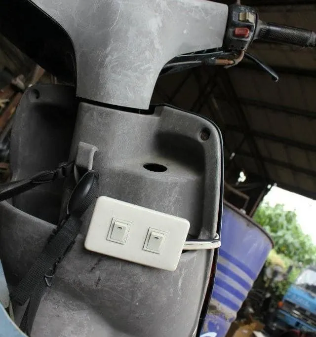 超奇葩！機車鑰匙孔改造「電燈開關」　網笑翻：一個啟動一個引爆