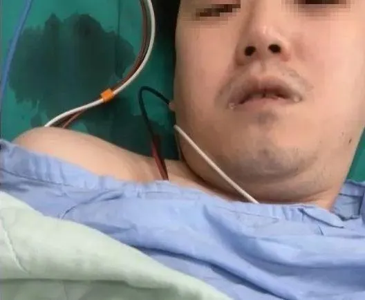 快訊/衝突畫面曝！港網媒創始人「姜牧師」左背遭捅刀倒地　警帶回關係人偵訊