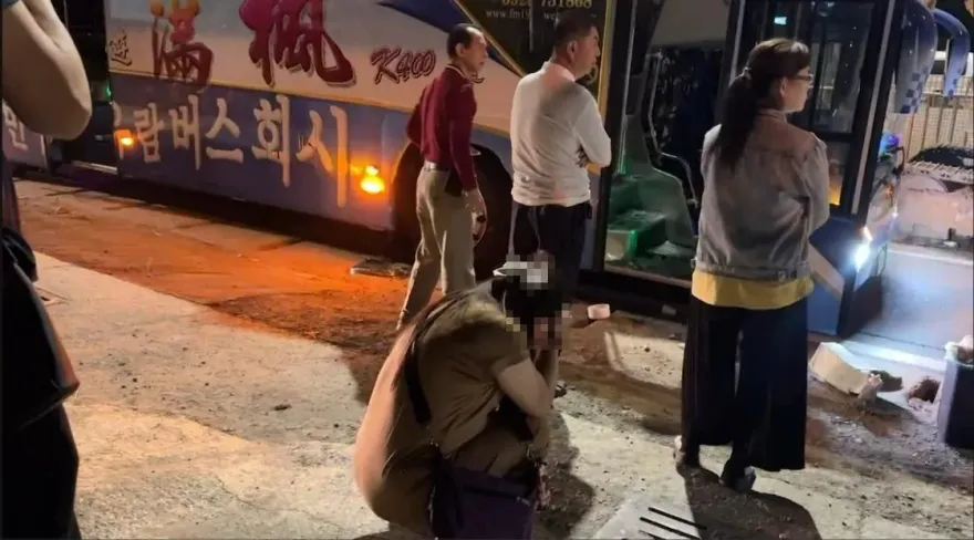 影/「快到了」竟成遺言！慈父才向女兒報平安　下秒遊覽車撞「天人永隔」