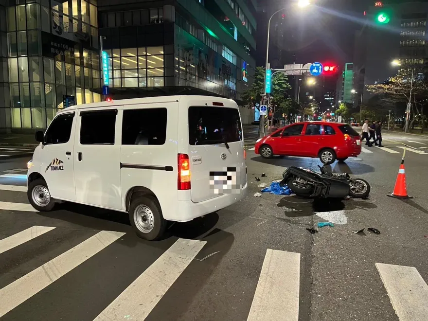 快訊/影/駭人畫面曝！內湖瑞光路晚間嚴重車禍　「機車騎士慘捲車底」送醫
