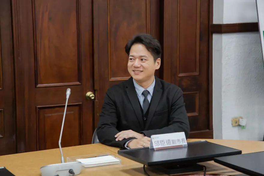 邱臣遠「摸手盯大腿」性騷擾賴香伶女助理？反擊求償60萬元　律師：注視是正常