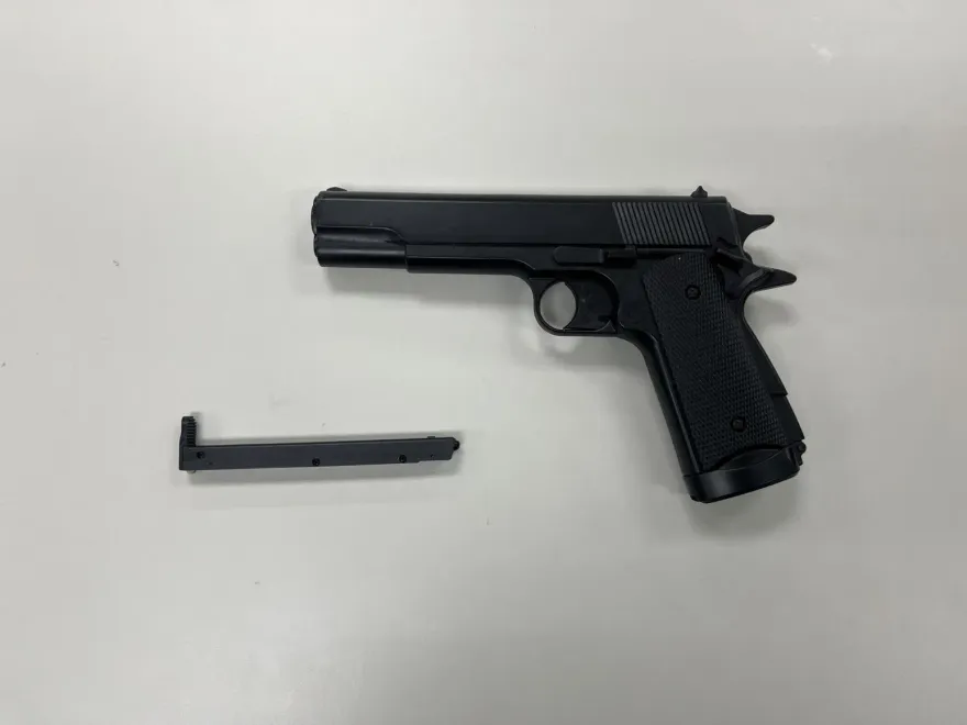 影/直擊壓制畫面！桃園龜山搶銀行　44歲欠債男拿玩具槍落網