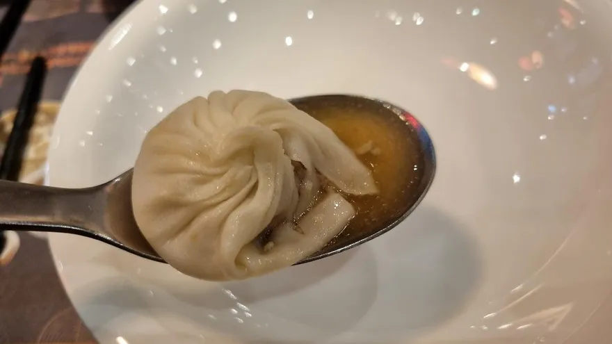 火鍋自助吧驚見「生小籠包」　饕客實測給正評：像噴汁水餃