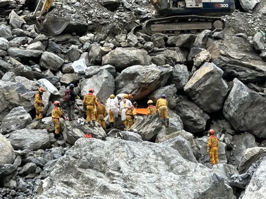 7.2強震撼全台/3台怪手填土鋪路　砂卡礑步道0.5k父女遺體打包陸續救出