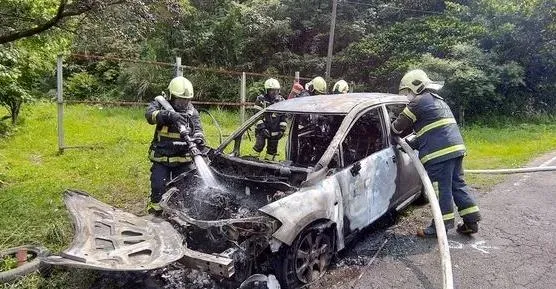 快訊/新北瑞芳火燒車意外　自小客車自燃陷火海燒到剩骨架