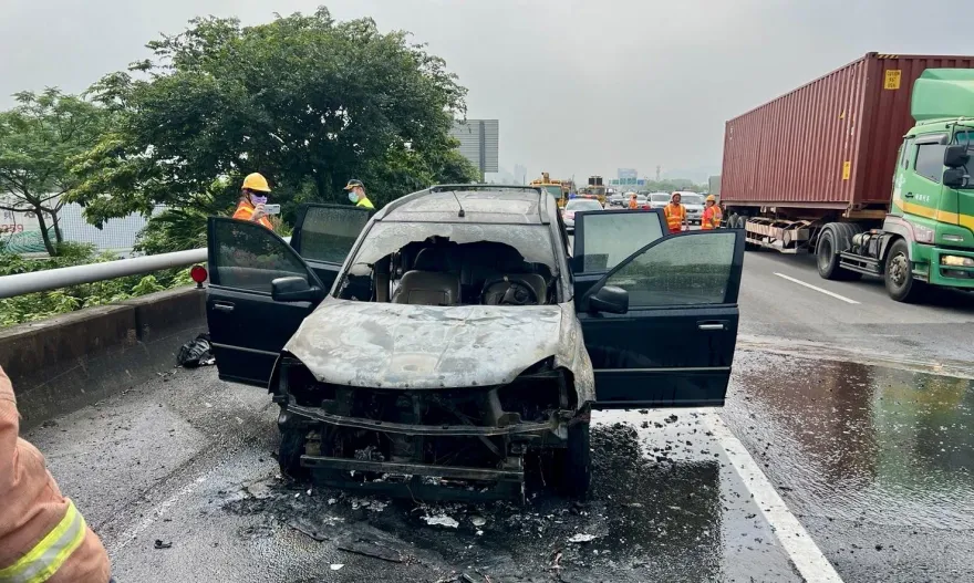 國3北上樹林段火燒車　自小客車頭冒煙起火駕駛棄車逃生