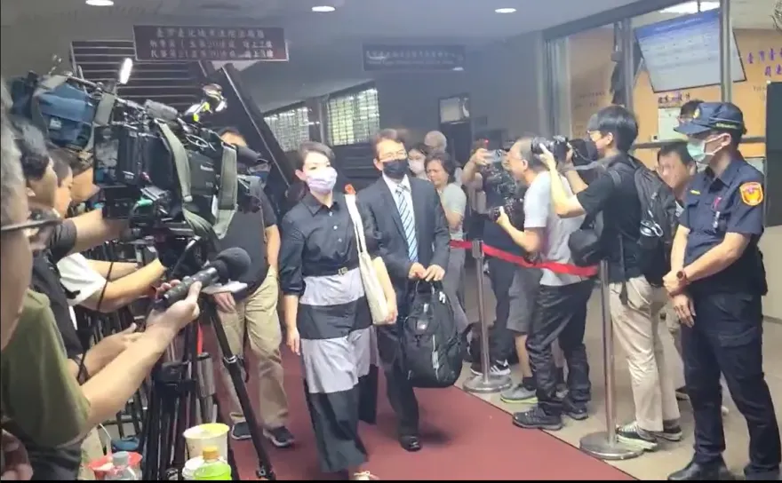 貪污案上證人席！高虹安提出舊電腦LINE對話紀錄：助理加班費變零用金像募捐