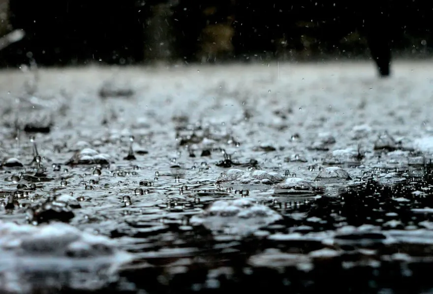 快訊/雨區再擴大！4縣市發布大雨特報　注意瞬間大雨、山區落石