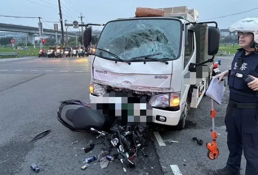 影/高速衝撞！五股疏洪道機車撞貨車　騎士噴飛重傷送醫
