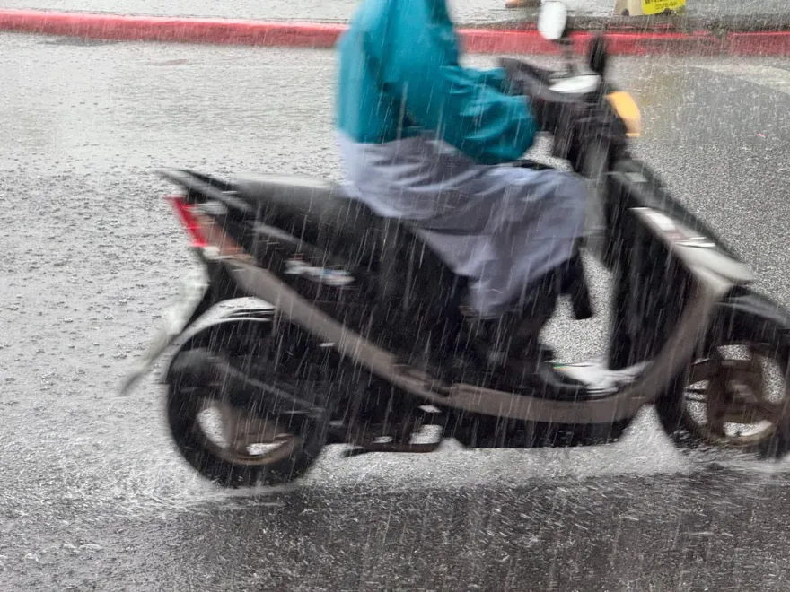 快訊/中秋前雨彈升級！15縣市豪大雨開炸一路灌到入夜　國家警報大響