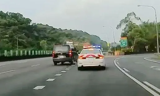 影/這違規有聲音！休旅車國3囂張跨越雙白線　「紅斑馬」在後秒攔下他笑翻