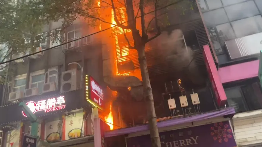 影/知名燒肉店廚房竄火舌！濃煙貫穿西門町商圈　驚險救援畫面曝光