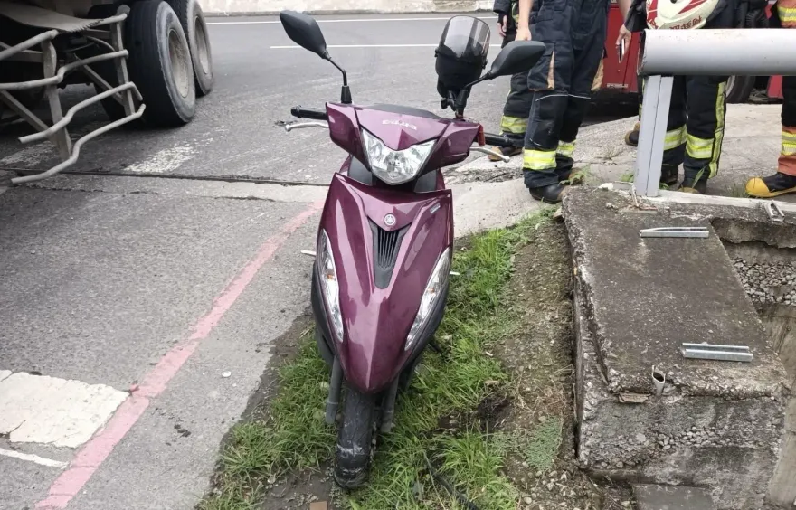 快訊/新北五股機車自撞石墩　乘客噴飛墜落1.5米深花圃2傷送醫