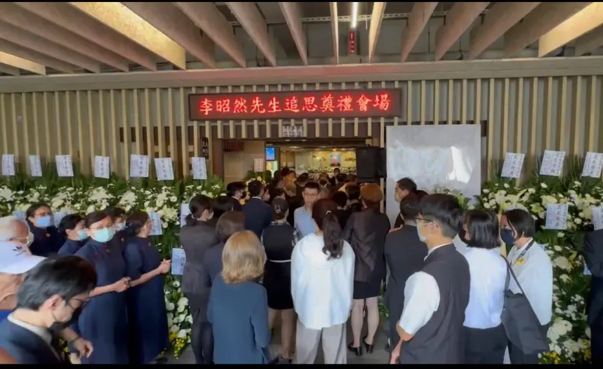 影/士林地院法官墜樓亡今告別式　白色花海數百人到場致意