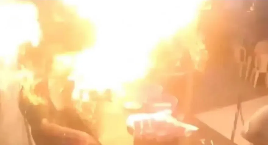 員工倒酒精突引爆！牛排館「3人燒成火球」　客人嚇壞狂奔逃