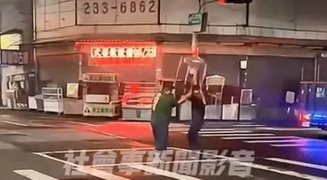2屁孩馬路中胡鬧扛鐵架「扶鑾問事」　警：通知到案開罰
