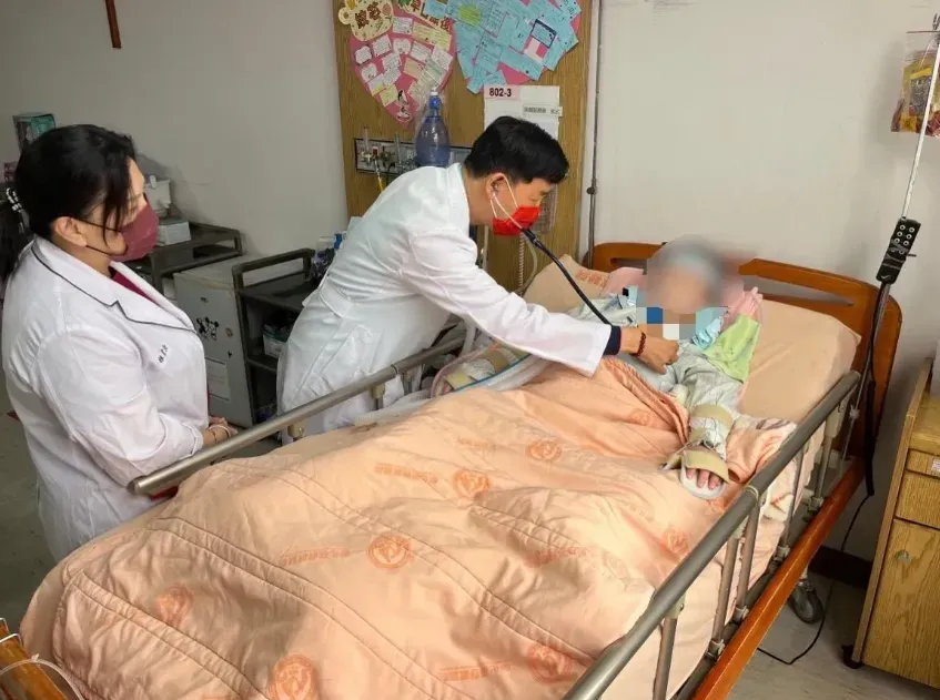 獨家/彰化小姊妹搶救120天！妹妹每2小時就要拍背、抽痰　狀況穩定