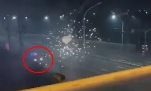 手持煙火「往橋下警車發射」！網怒批：自以為厲害的猴子