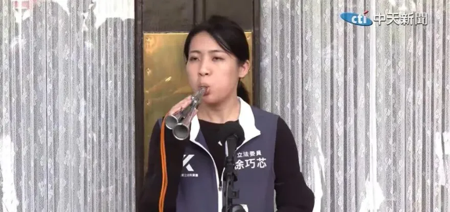 影/徐巧芯連吹2支樂器當吟遊詩人　本尊親自示範：吹起來夠大聲