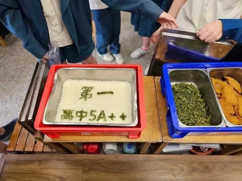 太用心！這學校特製「會考打氣5A++餐」給學生　還有必勝豬排