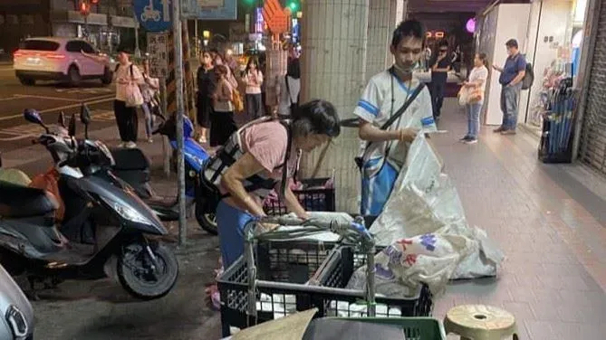 心疼！男高中生失去雙親　抱病出沒「新店捷運口」賣菜維生還遭騙錢