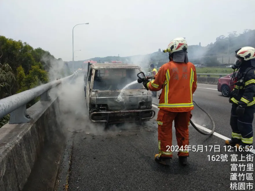 快訊/國1五楊高架蘆竹段驚傳火燒車！ 小貨車燒成火球變廢鐵　駕駛急跳車逃命