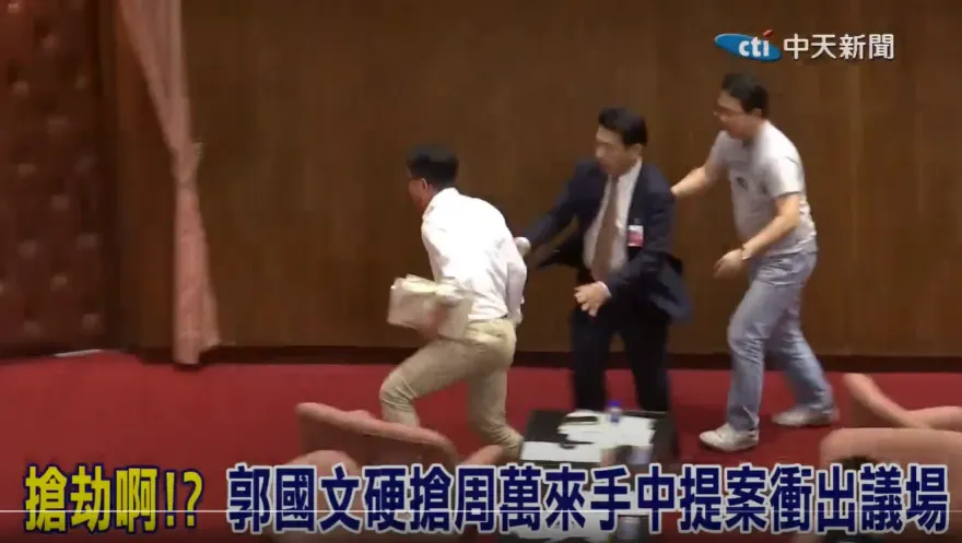 郭國文搶劫周萬來遭恐嚇「開槍掃射、打斷腿」　台南警方火速逮2網友移送法辦