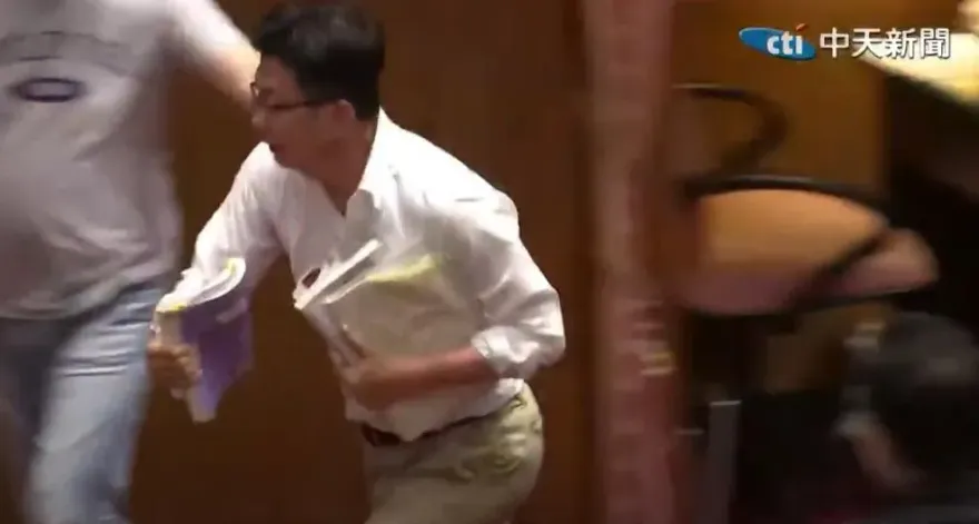 搶奪72歲周萬來手中文件犯眾怒！郭國文遭網友恐嚇「開槍掃射服務處」報警了