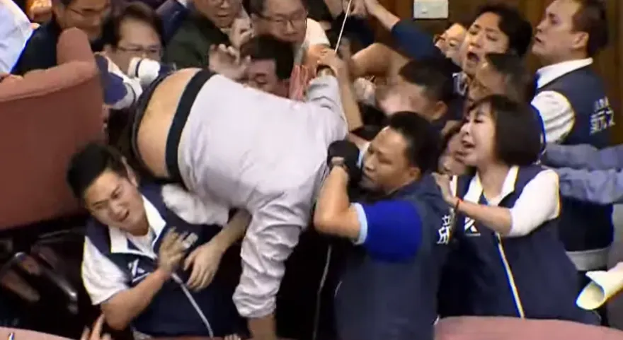 朝野立院全武行！藍營轟民進黨：暴力杯葛、執意反改革