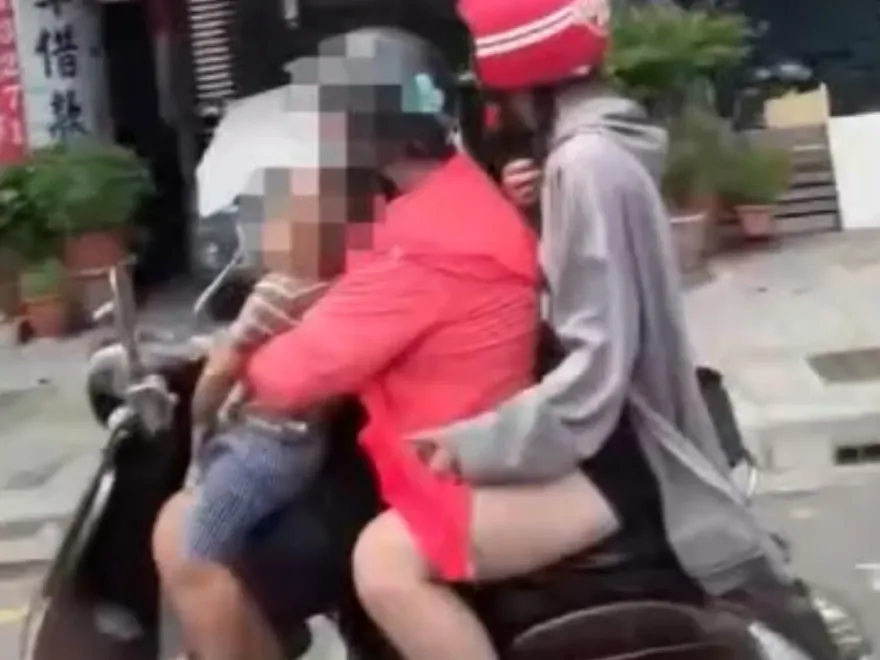 影/阿嬤安捏毋湯！單手抱男童騎車三貼　網嚇歪：太危險