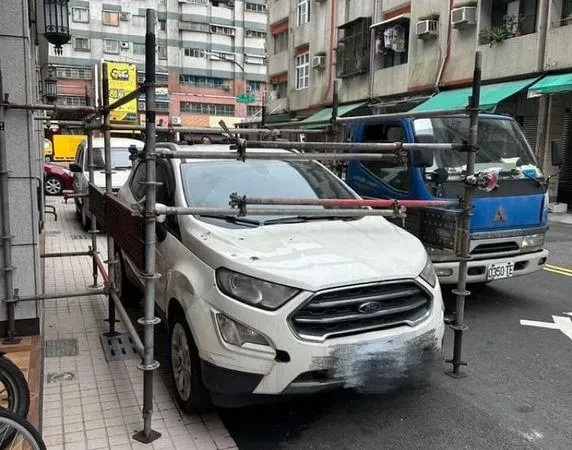 休旅車擋出入口！屋主氣炸架鷹架包圍　他反遭警開罰單