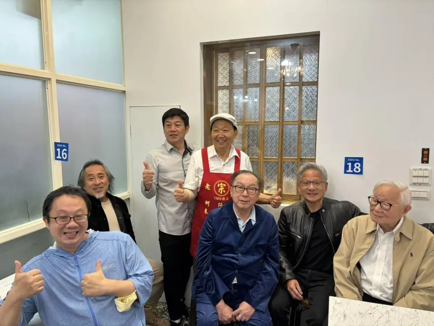 黃仁勳揪張忠謀「踅夜市」！網驚見大老闆1共通點