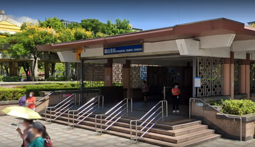 快訊/龍山寺捷運站旅客搭手扶梯慘摔　2婦人送醫搶救
