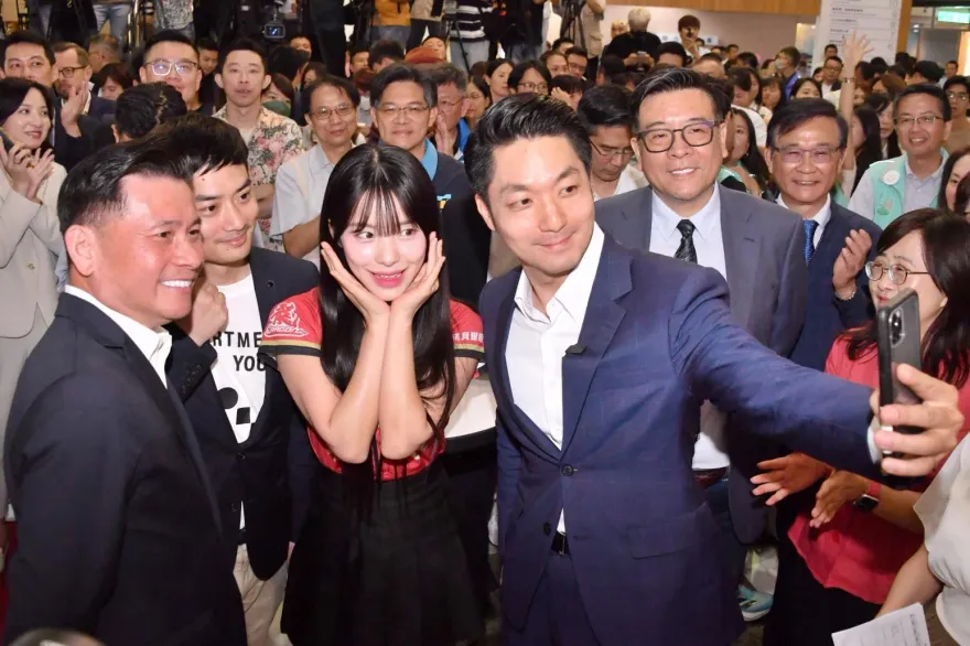 影/蔣萬安要跪算盤了？ 昔跟林襄自拍被丟餵奶  這次牽手李多慧秒喊「我是亘粉」