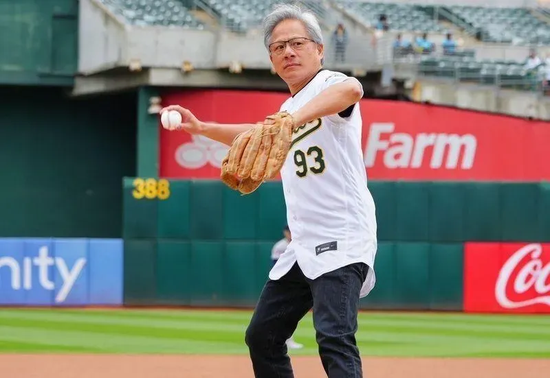 黃仁勳今天開球穿幾號？「93」有來由　接捕人選受矚目