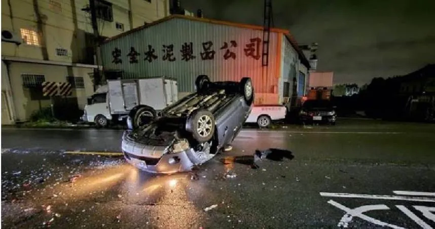 彰化花壇轎車深夜衝住宅「烏龜翻」！　駕駛辯稱：精神恍惚